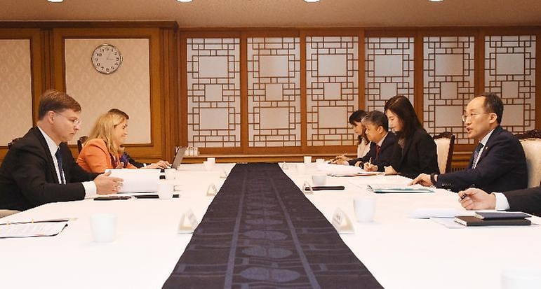 추경호 부총리 겸 기획재정부 장관이 1일 서울 종로구 정부서울청사에서 열린 ‘발디스 돔브로브스키스 EU집행위 수석부집행위원장과의 면담’에서 공급망·경제안보, 탄소국경조정제도(CBAM) 등에 대해 논의했다.