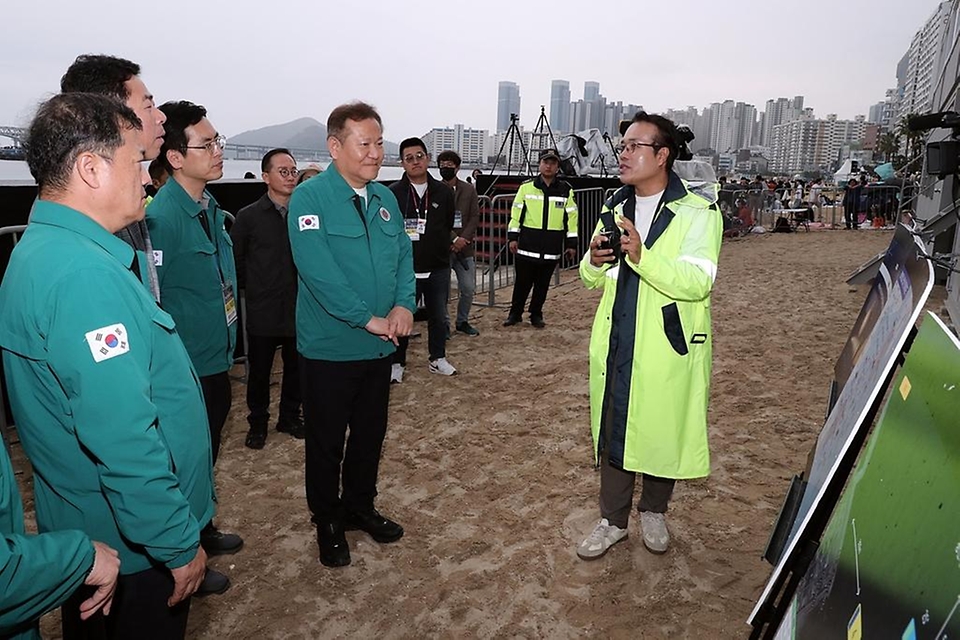 이상민 행정안전부 장관이 4일 부산 수영구 광안리 해변도로를 방문해 관계자로부터 ‘제18회 부산불꽃축제’ 안전관리 현황을 보고받고 있다.