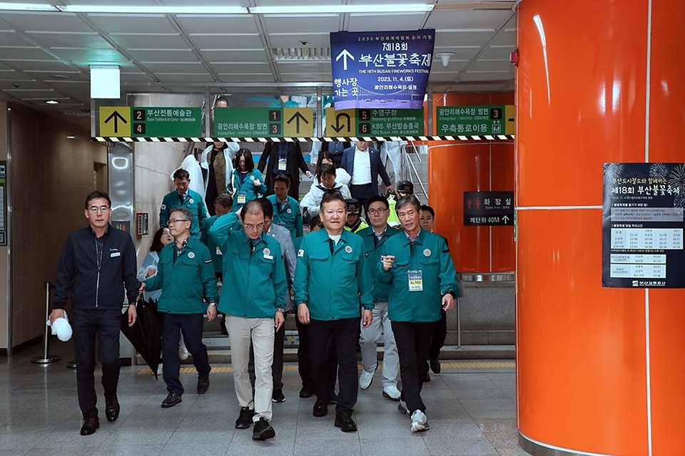 이상민 행정안전부 장관이 4일 부산 수영구 광안리 금련산역을 방문해 ‘제18회 부산불꽃축제’ 인파관리 사전점검을 하고 있다.