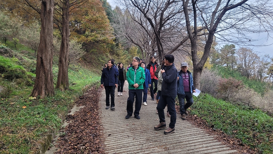 임상섭 산림청 차장이 9일 대전 대덕구 계족산에서 열린 ‘대전 공존 숲 발전 방안 토론회’에서 관계자의 설명을 들으며 산을 둘러보고 있다. 임상섭 산림청 차장은 “이번 현장토론회를 계기로 ESG경영을 위한 민관 협력 공동산림사업을 확대해나가도록 노력하겠다”고 말했다.