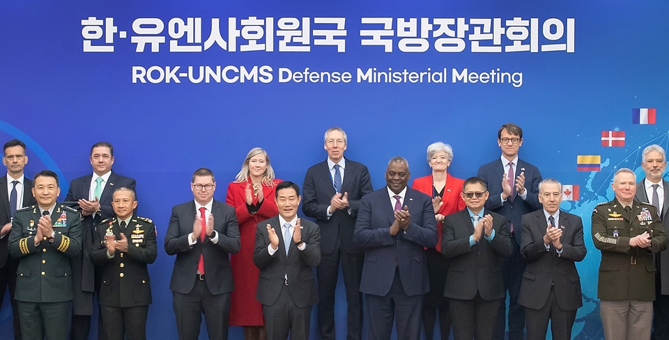 신원식 국방부 장관이 14일 서울 용산구 국방부 청사에서 열린 ‘한·유엔사회원국 국방장관회의’에서 유엔사 회원국 17개국 국방장관 및 대표들과 박수를 치고 있다.