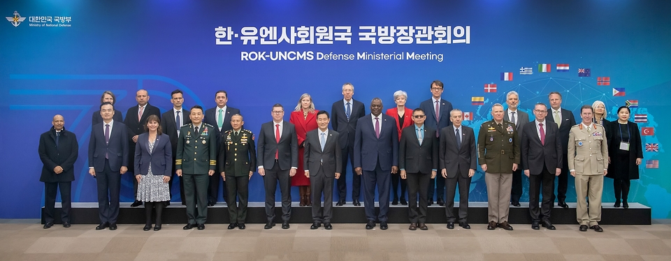 신원식 국방부 장관이 14일 서울 용산구 국방부 청사에서 열린 ‘한·유엔사회원국 국방장관회의’에서 유엔사 회원국 17개국 국방장관 및 대표들과 기념촬영을 하고 있다.