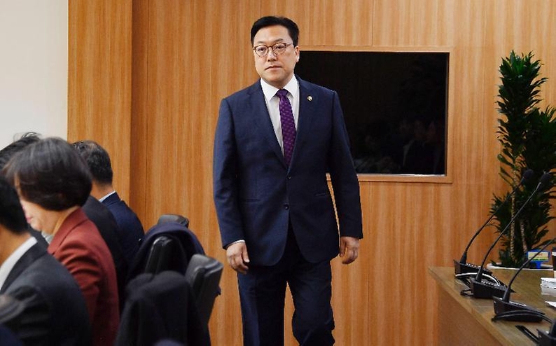 김병환 기획재정부 차관이 17일 서울 영등포구 한국수출입은행에서 열린 ‘제33차 비상경제차관회의 겸 제2차 물가관계차관회의, 신성장전략 TF 제7차 회의’에 입장하고 있다.
