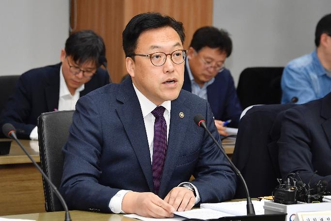 김병환 기획재정부 차관이 17일 서울 영등포구 한국수출입은행에서 열린 ‘제33차 비상경제차관회의 겸 제2차 물가관계차관회의, 신성장전략 TF 제7차 회의’에서 모두발언하고 있다.