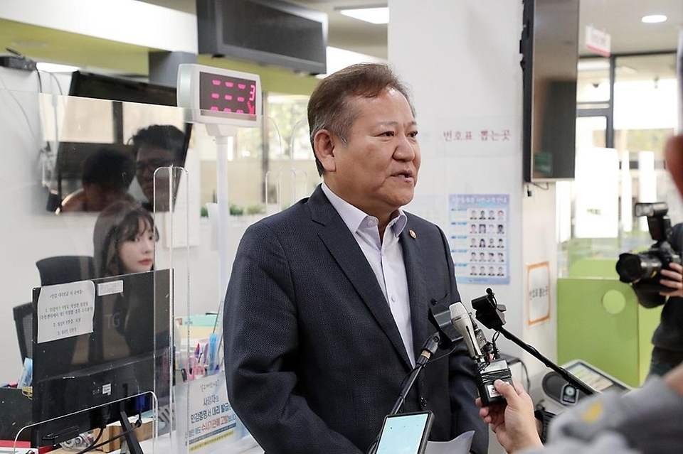 이상민 행정안전부 장관이 19일 서울 종로구 청운효자동 주민센터를 방문해 지방행정전산서비스인 새올지방행정정보시스템, 주민등록시스템, 행복이음 등에 대한 정상작동 여부를 점검한 뒤 인터뷰하고 있다.