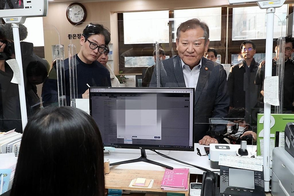 이상민 행정안전부 장관이 19일 서울 종로구 청운효자동 주민센터를 방문해 지방행정전산서비스인 새올지방행정정보시스템, 주민등록시스템, 행복이음 등에 대한 정상작동 여부를 점검하고 있다.