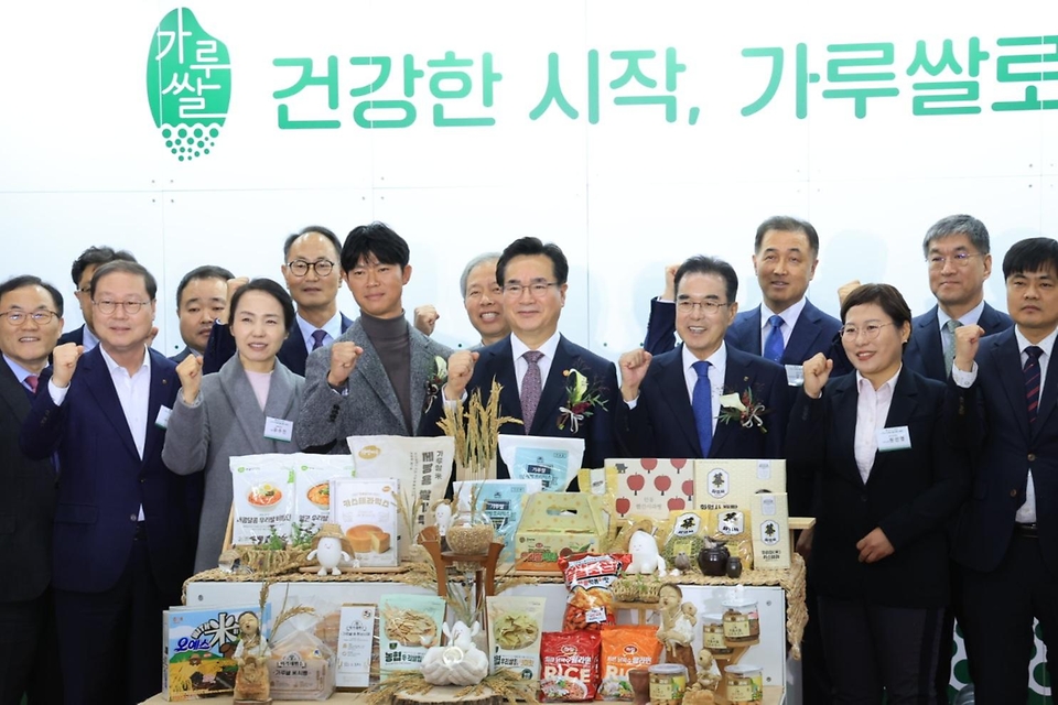 정황근 농림축산식품부 장관이 22일 서울 서초구 하나로마트 양재점에서 열린 ‘2023 가루쌀 제품 판매기획전’에서 참석자들과 기념촬영을 하고 있다.
