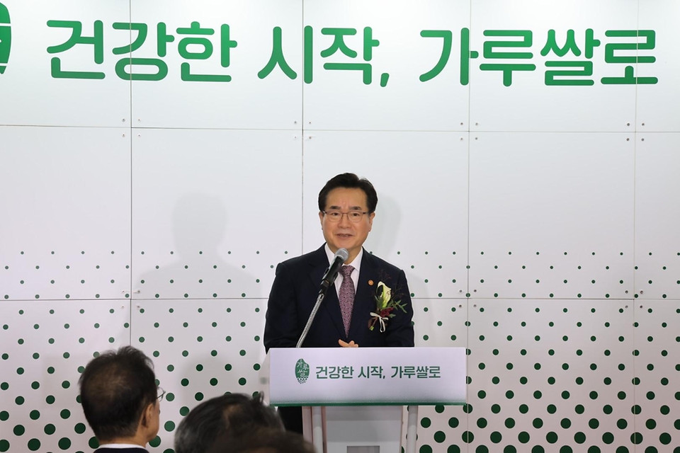 정황근 농림축산식품부 장관이 22일 서울 서초구 하나로마트 양재점에서 열린 ‘2023 가루쌀 제품 판매기획전’에서 축사를 하고 있다.
