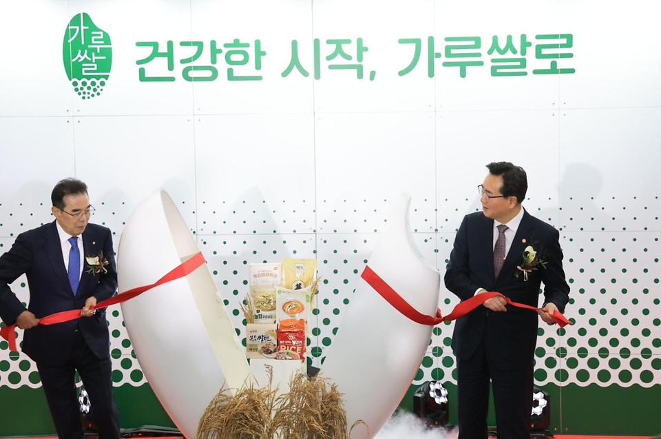 정황근 농림축산식품부 장관이 22일 서울 서초구 하나로마트 양재점에서 열린 ‘2023 가루쌀 제품 판매기획전’에서 이성희 농협중앙회 회장과 제품을 선보이는 퍼포먼스를 하고 있다.