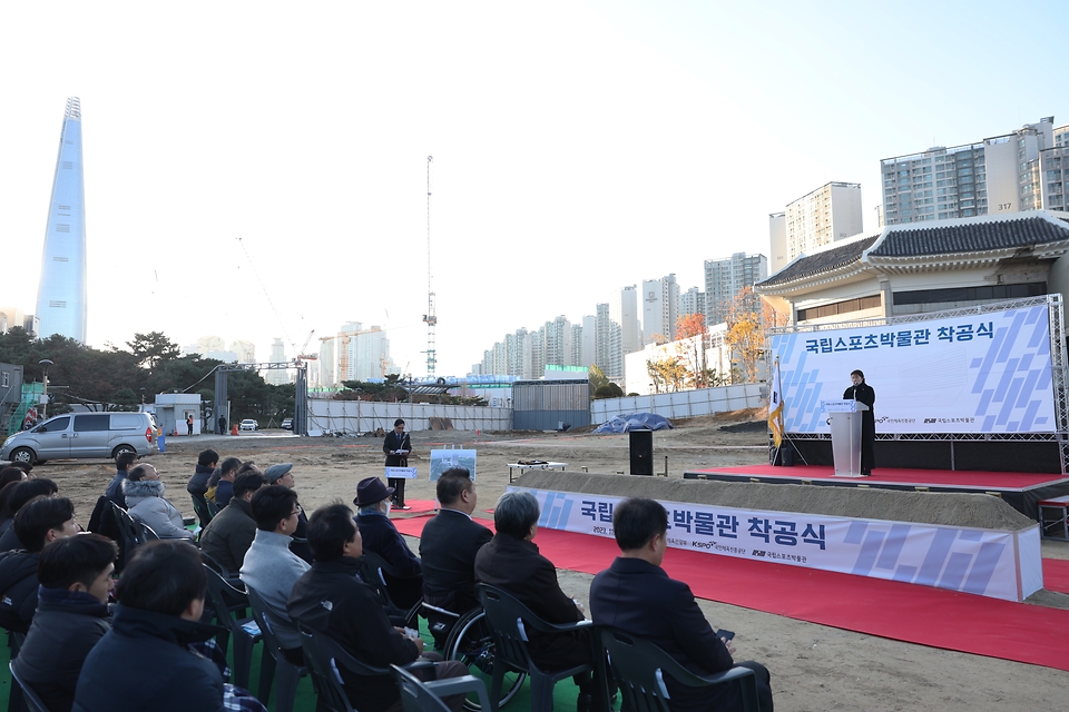 <p>장미란 문화체육관광부 제2차관이 24일 오후 서울 송파구 올림픽공원에서 열린 국립스포츠박물관 착공식에 참석해 인사말을 하고 있다. 국립스포츠박물관은 ‘대한민국 체육의 기억, 도전과 환희, 감동의 이야기’를 주제로 한국 체육의 역사와 위상을 알리고자 건립된다. 건립은 2026년 예정이다.</p>