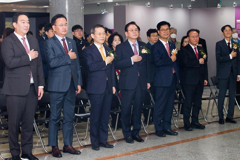 이종호 과학기술정보통신부 장관이 27일 서울 영등포구 국회의원회관에서 열린 ‘시계왕국, 조선 특별전 개막식’에 참석해 국기에 대한 경례를 하고 있다.