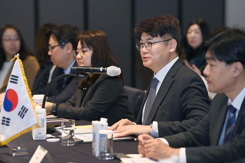 안창용 산업통상자원부 자유무역협정정책관이 29일 서울 용산구 몬드리안 호텔에서 열린 ‘한-칠레 자유무역협정(FTA) 제8차 개선협상’에 참석해 상품·에너지·지재권·환경 등 분야별 FTA 개선협상을 논의하고 있다.