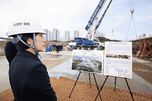 한화진 환경부 장관, 금강 세종보 정상화 사업 착수 현장 점검