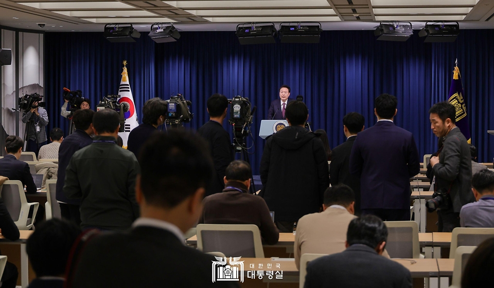 윤석열 대통령이 29일 서울 용산구 대통령실 청사 브리핑룸에서 ‘2030 엑스포 관련 국민께 드리는 말씀’을 발표하고 있다.