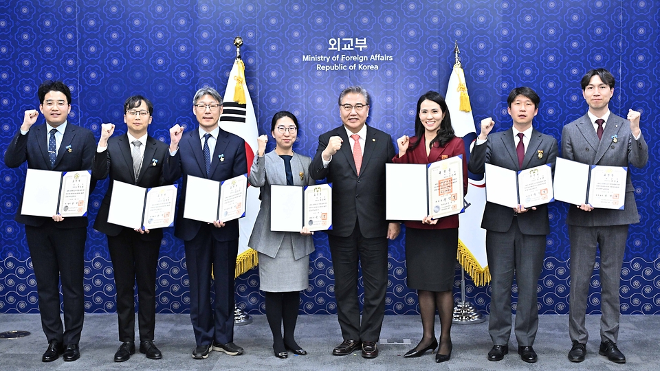 박진 외교부 장관이 29일 서울 종로구 외교부청사에서 열린 수단 내 우리 국민 대피 ‘프라미스 작전’ 유공포상 전수식에서 ‘녹조 근정훈장’을 수훈한 주은혜 전 수단대사관 참사관 및 포상자들과 기념촬영을 하고 있다.