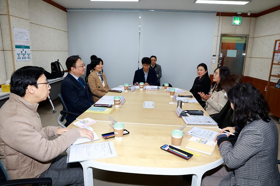 조규홍 보건복지부 장관이 29일 서울 영등포구 구립푸르름지역아동센터를 방문해 현장 종사자의 건의사항을 청취하고 있다.