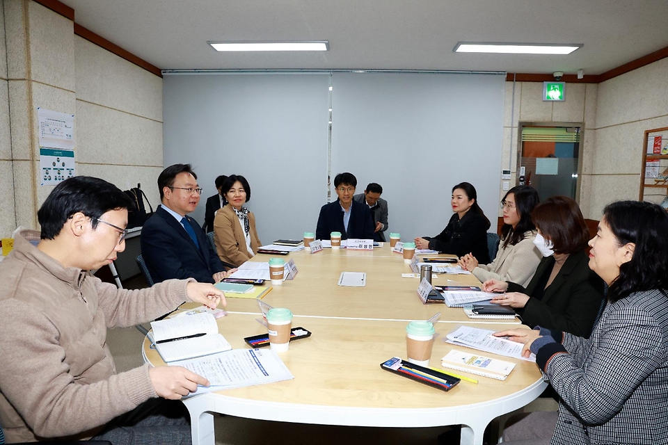 조규홍 보건복지부 장관이 29일 서울 영등포구 구립푸르름지역아동센터를 방문해 현장 종사자의 건의사항을 청취하고 있다.