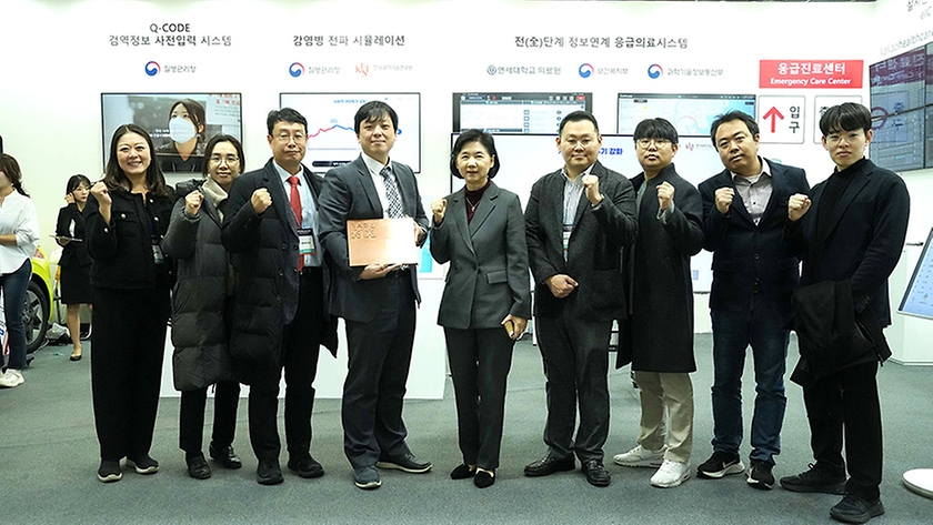 지영미 질병관리청장이 25일 부산 해운대구 벡스코에서 열린 ‘2023 대한민국 정부 박람회 대국민 보고대회’에 참석해 근정포장을 수상한 정우진 정보통계담당관 및 참석자들과 기념촬영을 하고 있다.