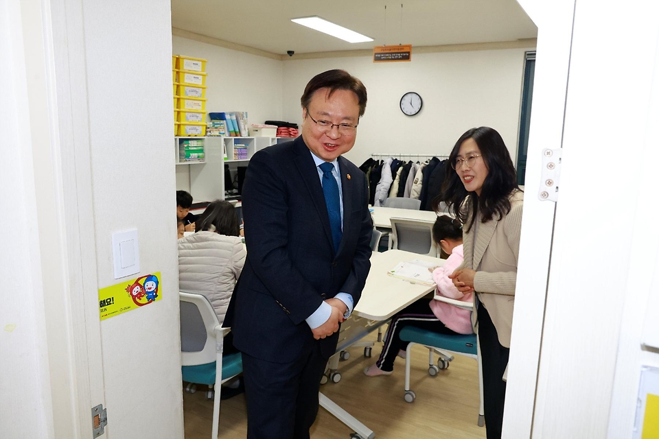 조규홍 보건복지부 장관이 29일 서울 영등포구 구립푸르름지역아동센터를 방문해 관계자와 시설을 둘러보고 있다.