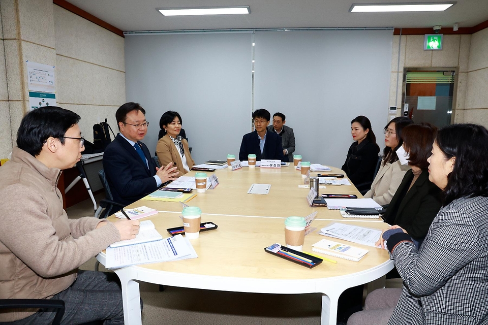 조규홍 보건복지부 장관이 29일 서울 영등포구 구립푸르름지역아동센터를 방문해 현장 종사자의 건의사항을 청취한 뒤 발언하고 있다.