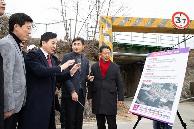 원희룡 국토교통부 장관이 29일 경북 구미시에 방문해 관계자로부터 지역 현안에 대한 설명을 들은 뒤 대화하고 있다.