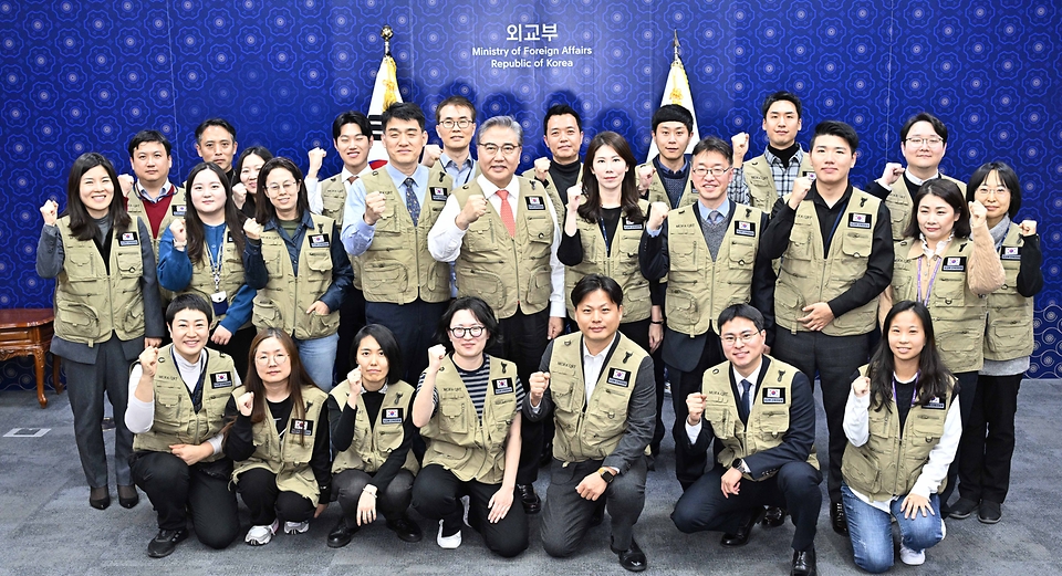 박진 외교부 장관이 29일 서울 종로구 외교부청사에서 열린 수단 내 우리 국민 대피 ‘프라미스 작전’ 유공포상 전수식에서 포상자들과 기념촬영을 하고 있다.