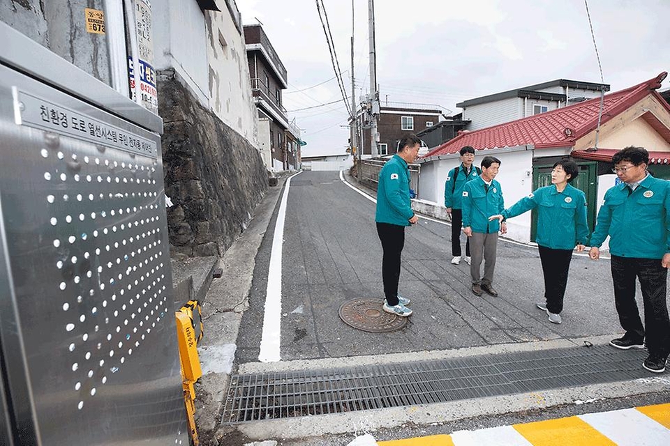 한화진 환경부 장관이 29일 대전 대덕구 소재 결빙취약지역을 방문해 노면에 열선 및 발열섬유 등을 설치하는 결빙 방지 사업계획을 보고 받은 뒤 관계자와 대화하고 있다.