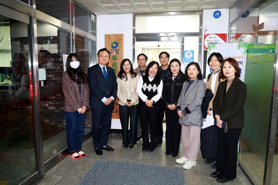 조규홍 보건복지부 장관이 29일 서울 영등포구 구립푸르름지역아동센터를 방문해 관계자들과 기념촬영을 하고 있다.