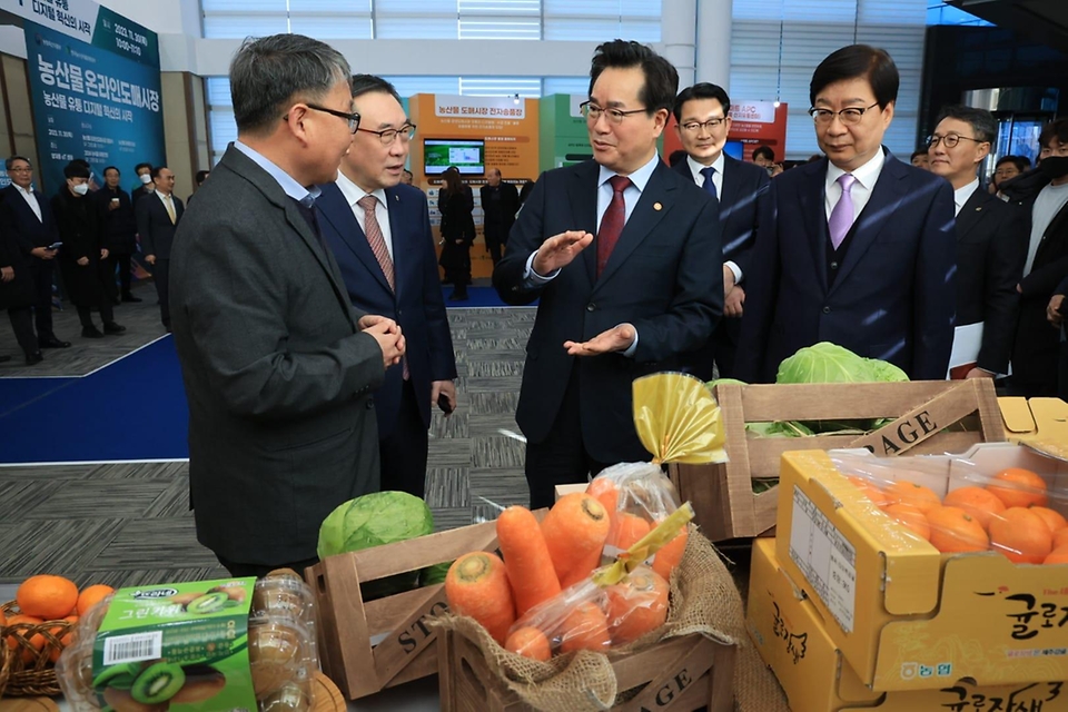 정황근 농림축산식품부 장관이 30일 서울 서초구 에이티(aT)센터에서 열린 ‘농산물 온라인 도매시장 출범식’에 참석해 농산물을 살펴보고 있다.