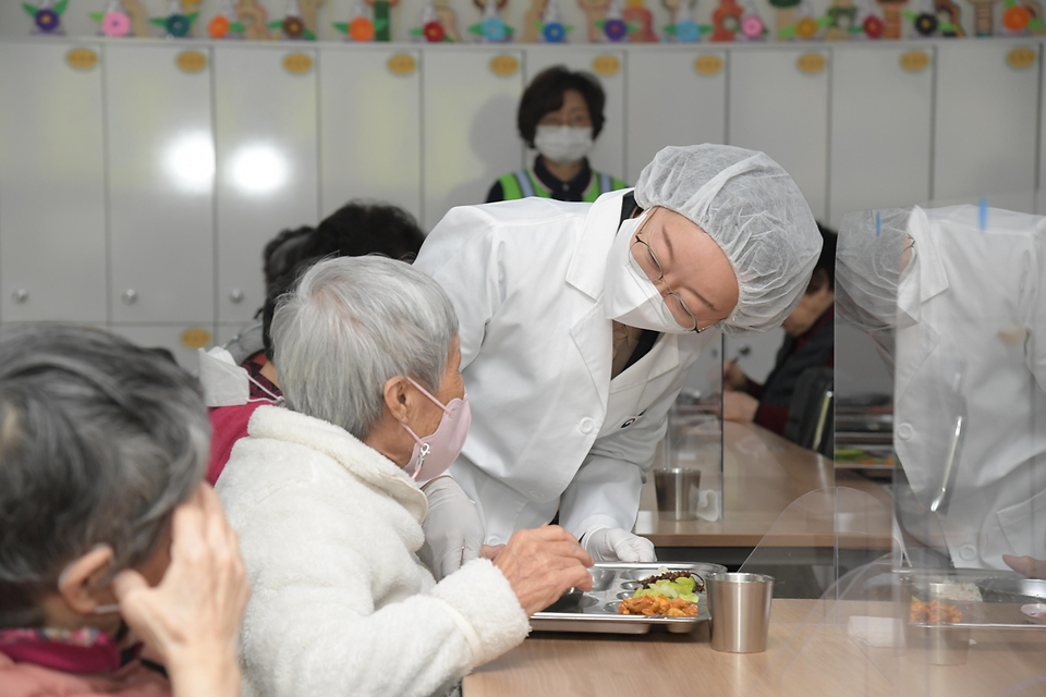 오유경 식품의약안전처장이 29일 경기 부천시 양지실버케어센터를 방문해 배식 후 어르신들과 이야기를 나누고 있다.