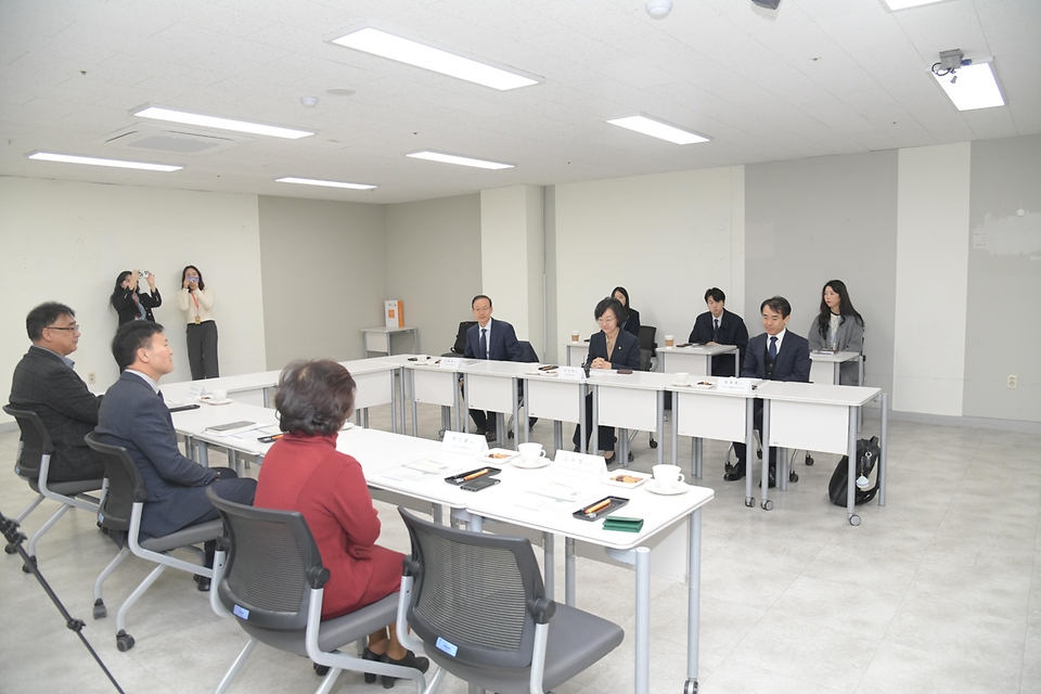 오유경 식품의약안전처장이 29일 경기 부천시 사회복지 급식관리 지원센터를 방문해 발언하고 있다.
