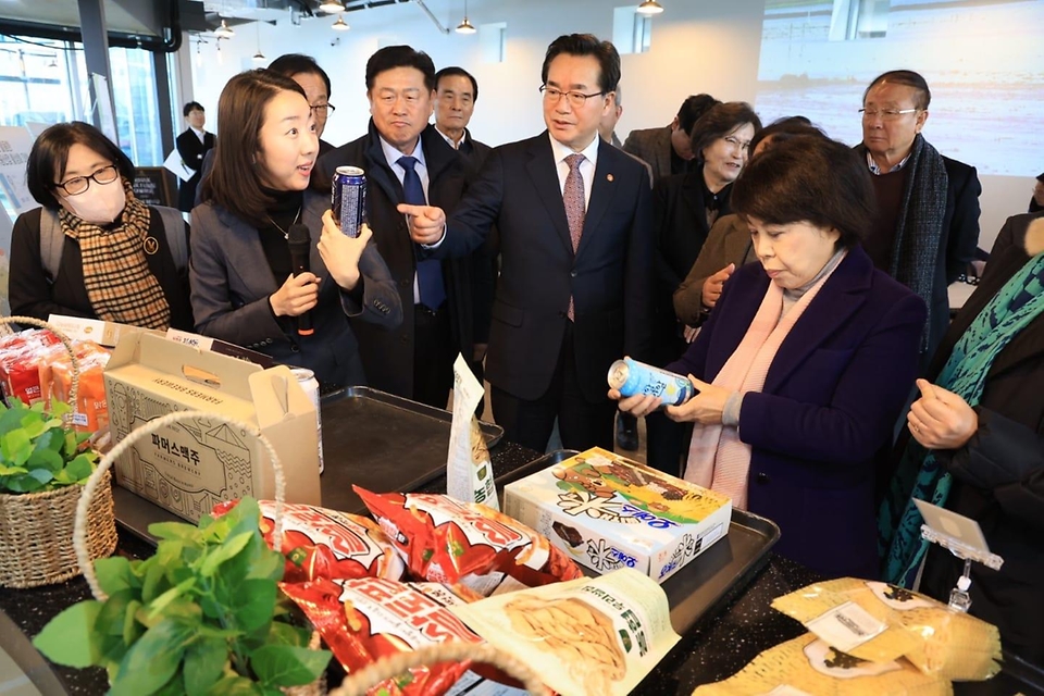 정황근 농림축산식품부 장관이 29일 경기 평택시 미듬영농조합법인 공간미학에서 열린 ‘소비자-농업인-정부 현장 간담회’에 참석해 농산물을 살펴보고 있다.