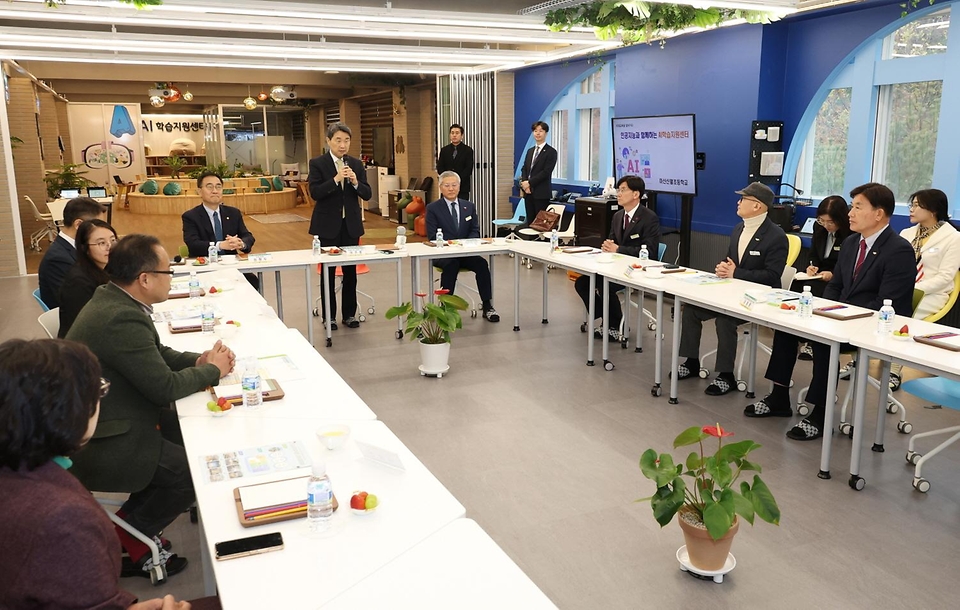 29일 경남 마산신월초등학교 AI학습지원센터에서 열린 간담회는 인공지능 기반 개인별 맞춤형 학습과 디지털 문해력 교육에 대한 현장 의견을 청취하기 위해 마련됐다.