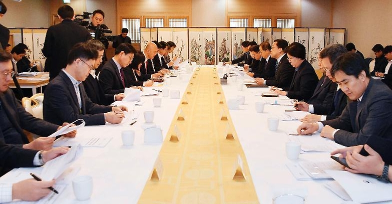 1일 서울 종로구 정부서울청사에서 열린 ‘제34차 비상경제차관회의 겸 제4차 물가관계차관회의’는 부처별 물가안정 대응 상황 및 중대재해처벌법 관련 상황을 점검·논의하기 위해 마련됐다.