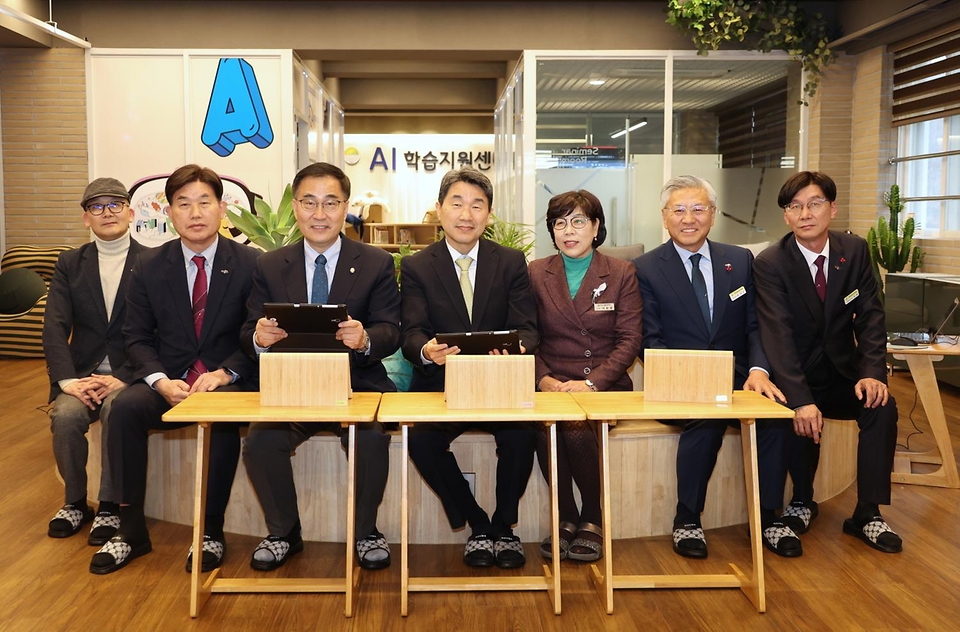 이주호 부총리 겸 교육부장관이 29일 경남 마산신월초등학교 AI학습지원센터를 방문해 관계자들과 기념촬영을 하고 있다.