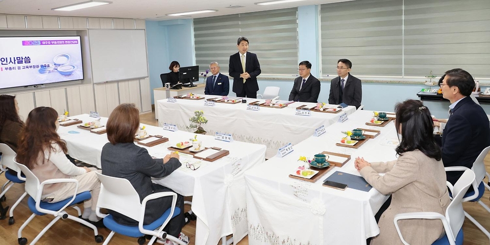 이주호 부총리 겸 교육부 장관이 29일 경남 창원시 상남초등학교에 방문해 학부모, 늘봄상남 센터장, 지역 인사들과 늘봄학교 운영 현황 및 개선 방안에 대해 논의하고 있다.