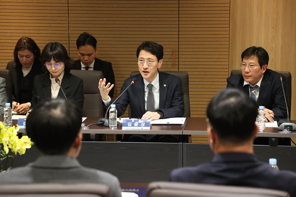 30일 서울 서초동 정부조달우수제품협회에서 신규 우수조달물품으로 지정받은 기업 대표를 대상으로 간담회를 개최했다. 이번 간담회에서 
 김윤상 조달청장이 지속적인 기술개발의 중요성에 대해 강조하고 있다.

