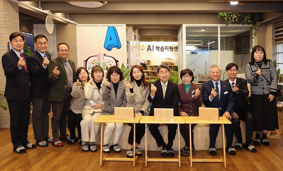 이주호 부총리 겸 교육부장관이 29일 경남 마산신월초등학교 AI학습지원센터 방문해 관계자들과 기념촬영을 하고 있다.