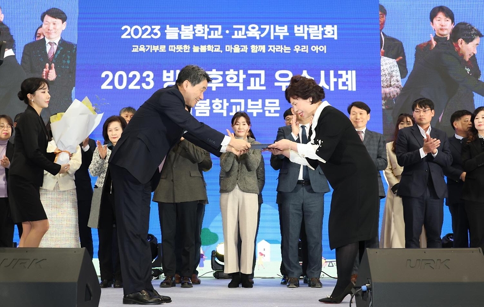 이주호 부총리 겸 교육부장관이 30일 경기 고양시 킨텍스에서 열린 ‘2023년 늘봄학교·교육기부 박람회’에 참석해 ‘2023 방과후학교 우수사례 늘봄학교부문’ 상을 시상하고 있다.