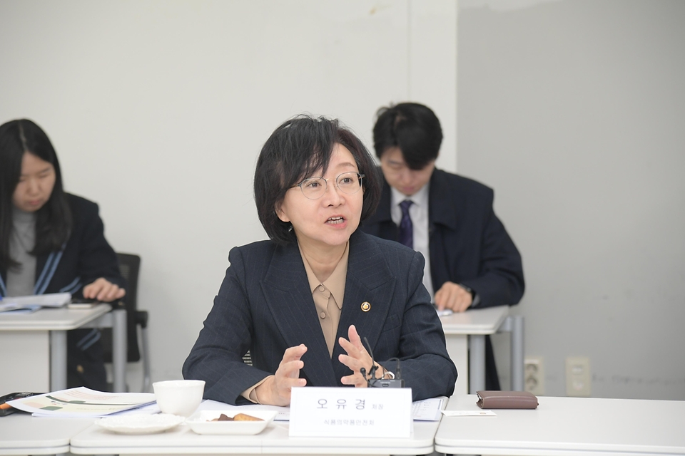 오유경 식품의약안전처장이 29일 경기 부천시 사회복지 급식관리 지원센터를 방문해 발언하고 있다.