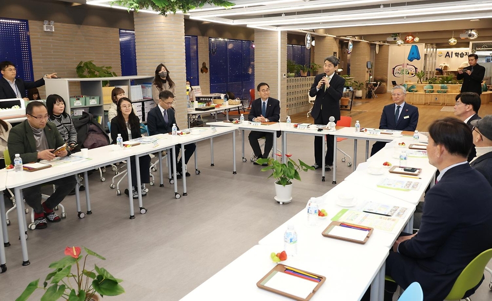 29일 경남 마산신월초등학교 AI학습지원센터에서 열린 간담회는 인공지능 기반 개인별 맞춤형 학습과 디지털 문해력 교육에 대한 현장 의견을 청취하기 위해 마련됐다.