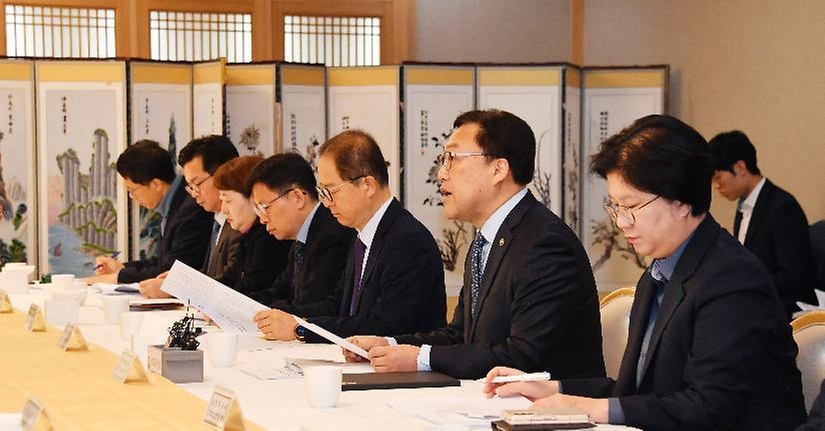 김병환 기획재정부 차관이 1일 서울 종로구 정부서울청사에서 열린 ‘제34차 비상경제차관회의 겸 제4차 물가관계차관회의’를 주재하고 있다.