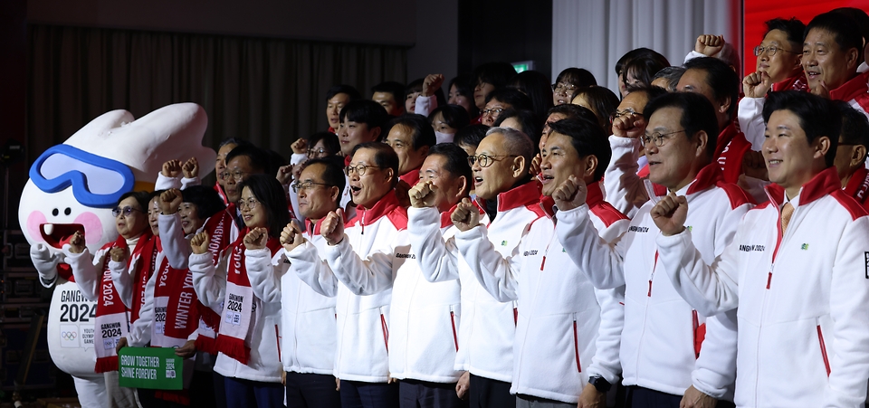 유인촌 문화체육관광부 장관이 4일 서울 송파구 서울올림픽파크텔에서 열린 2024 강원 동계청소년올림픽대회의 자원봉사단 ‘샤인크루’ 발대식에서 참석자들과 기념촬영을 하고 있다.