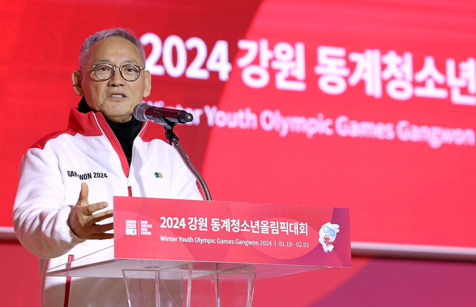 유인촌 문화체육관광부 장관이 4일 서울 송파구 서울올림픽파크텔에서 열린 2024 강원 동계청소년올림픽대회의 자원봉사단 ‘샤인크루’ 발대식에서 축사를 하고 있다.