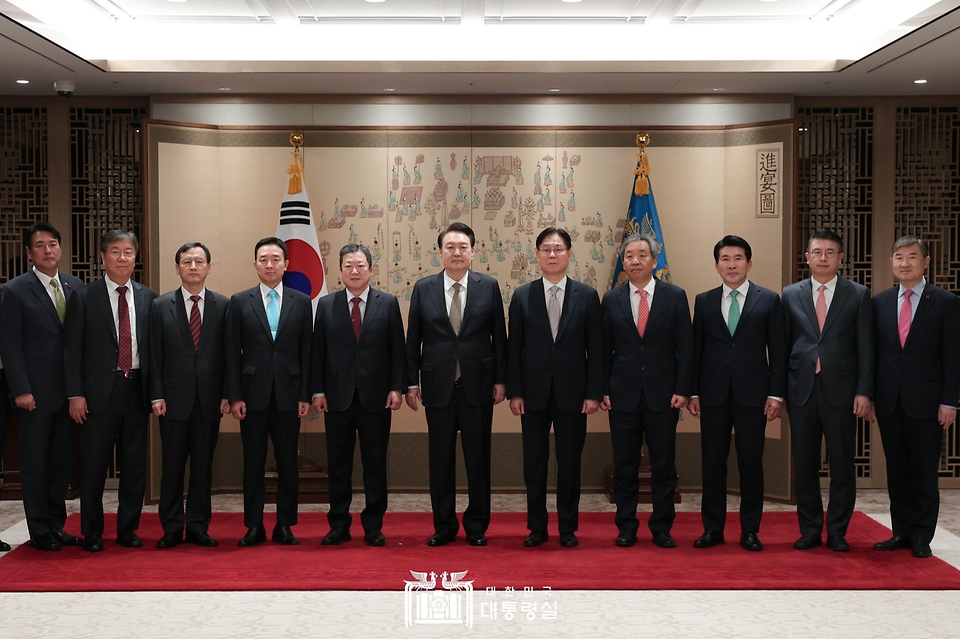 윤석열 대통령이 4일 서울 용산구 대통령실 청사에서 열린 정책실장 및 수석비서관 임명장 수여식에서 신임 참모진과 기념촬영을 하고 있다. (왼쪽부터) 김태효 국가안보실 1차장, 김대기 대통령비서실장, 인성환 국가안보실 2차장, 이도운 홍보수석, 박춘섭 경제수석, 윤석열 대통령, 이관섭 정책실장, 한오섭 정무수석, 황상무 시민사회수석, 장상윤 사회수석, 조태용 국가안보실장.