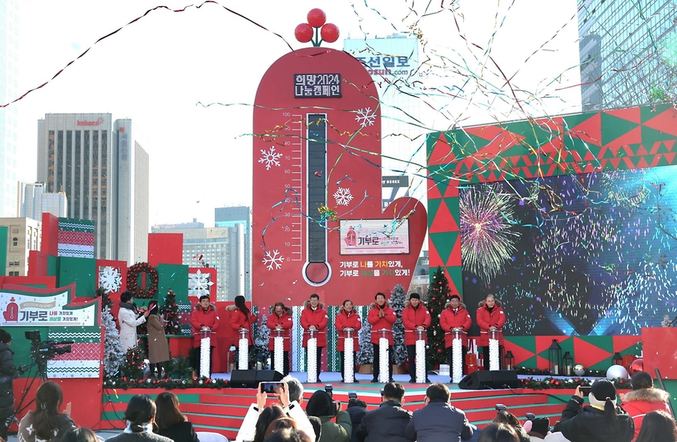 이기일 보건복지부 1차관이 1일 서울 종로구 광화문 광장에서 열린 ‘사랑의 온도탑 제막식’에 참석해 사랑의 온도탑 버튼 누르기 퍼포먼스를 하고 있다.