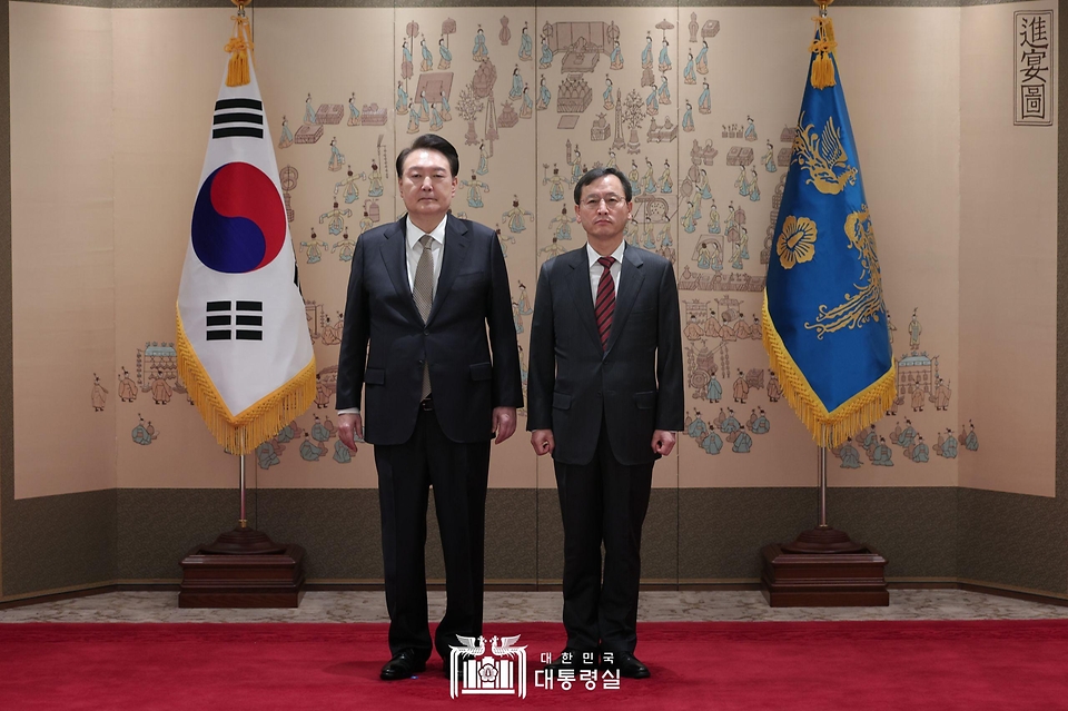윤석열 대통령이 4일 서울 용산구 대통령실 청사에서 인성환 국가안보실 2차장에게 임명장을 수여한 뒤 기념촬영을 하고 있다.