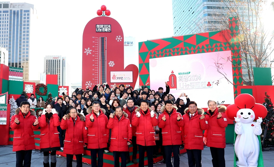 이기일 보건복지부 1차관이 1일 서울 종로구 광화문 광장에서 열린 ‘사랑의 온도탑 제막식’에서 참석자들과 기념촬영을 하고 있다.
