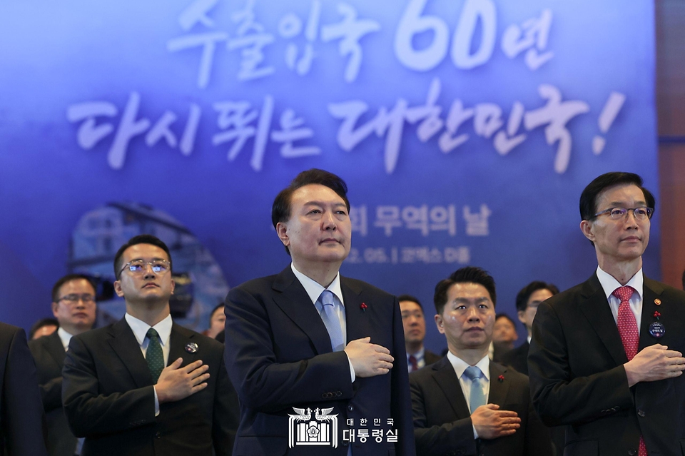 윤석열 대통령이 5일 서울 강남구 코엑스에서 열린 ‘제60회 무역의날 기념식’에서 국기에 대한 경례를 하고 있다.