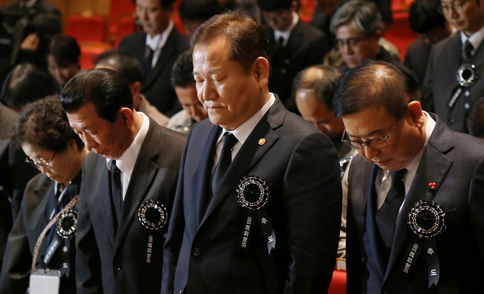 이상민 행정안전부 장관이 4일 전남 영광군 영광문화예술의전당에서 열린 ‘강제동원 희생자 고(故) 최병연 씨의 유해봉환 추도식’에서 묵념하고 있다.